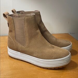 Keds Platform Chelsea Boots in Tan with White Sole. Size 8